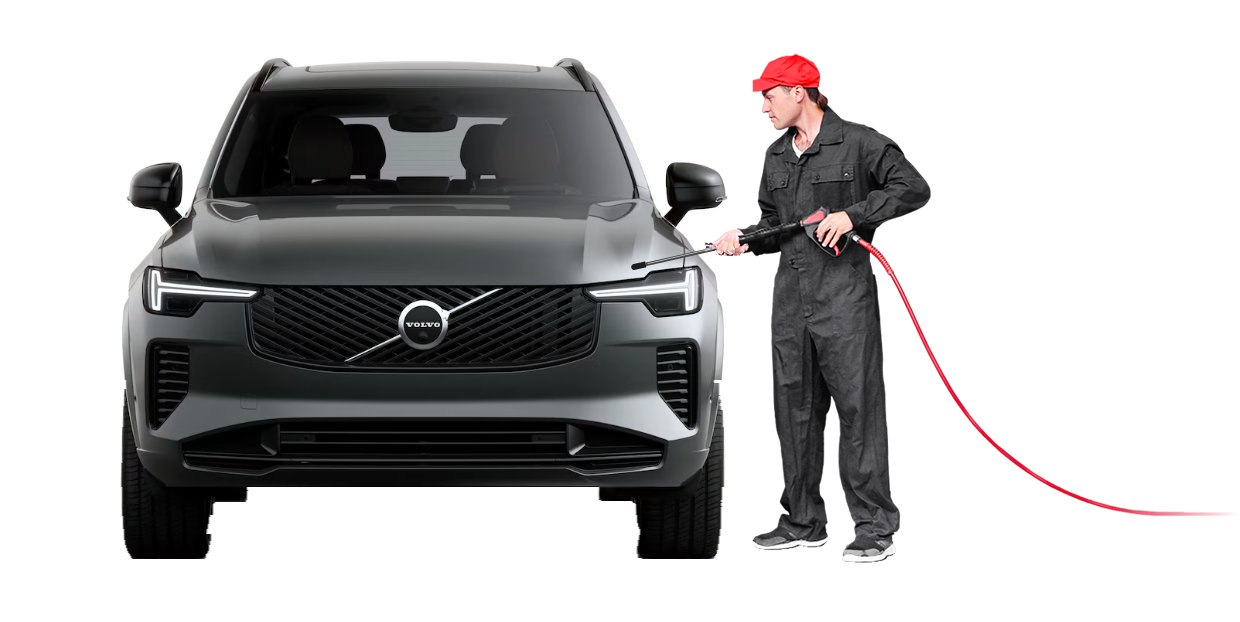 Volvo XC90 met medewerker van Car Cleaning AMS Medewerker van Car Cleaning AMS reinigt een Volvo XC90 met een hogedrukspuit