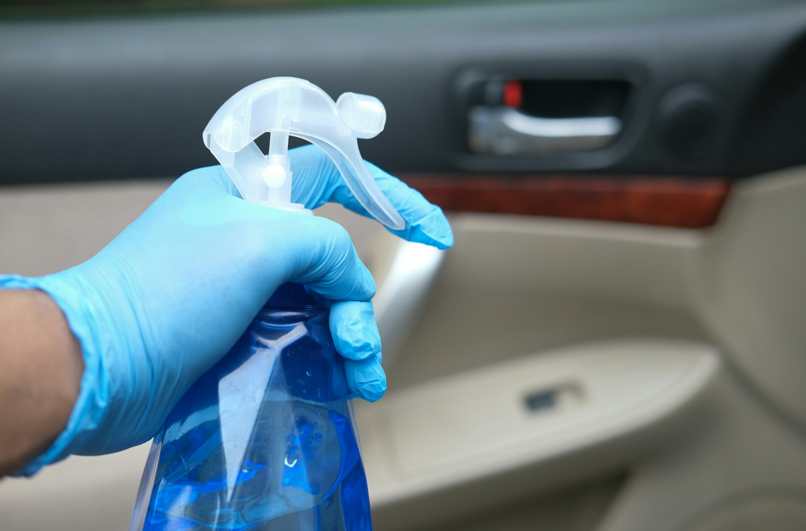 Interieur reinigen met sprayfles en handschoen