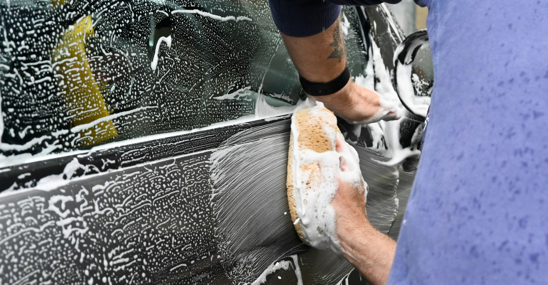 Auto met de hand wassen met een spons