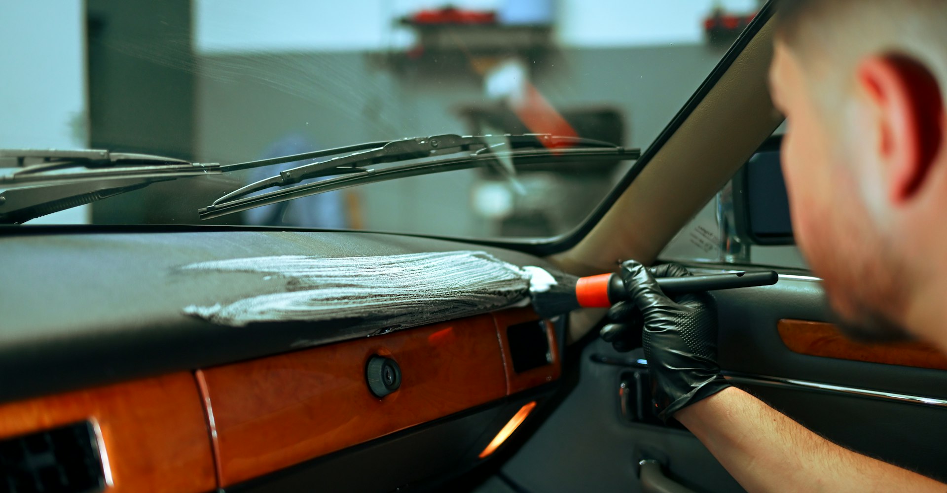 Dashboard reinigen met een borstel